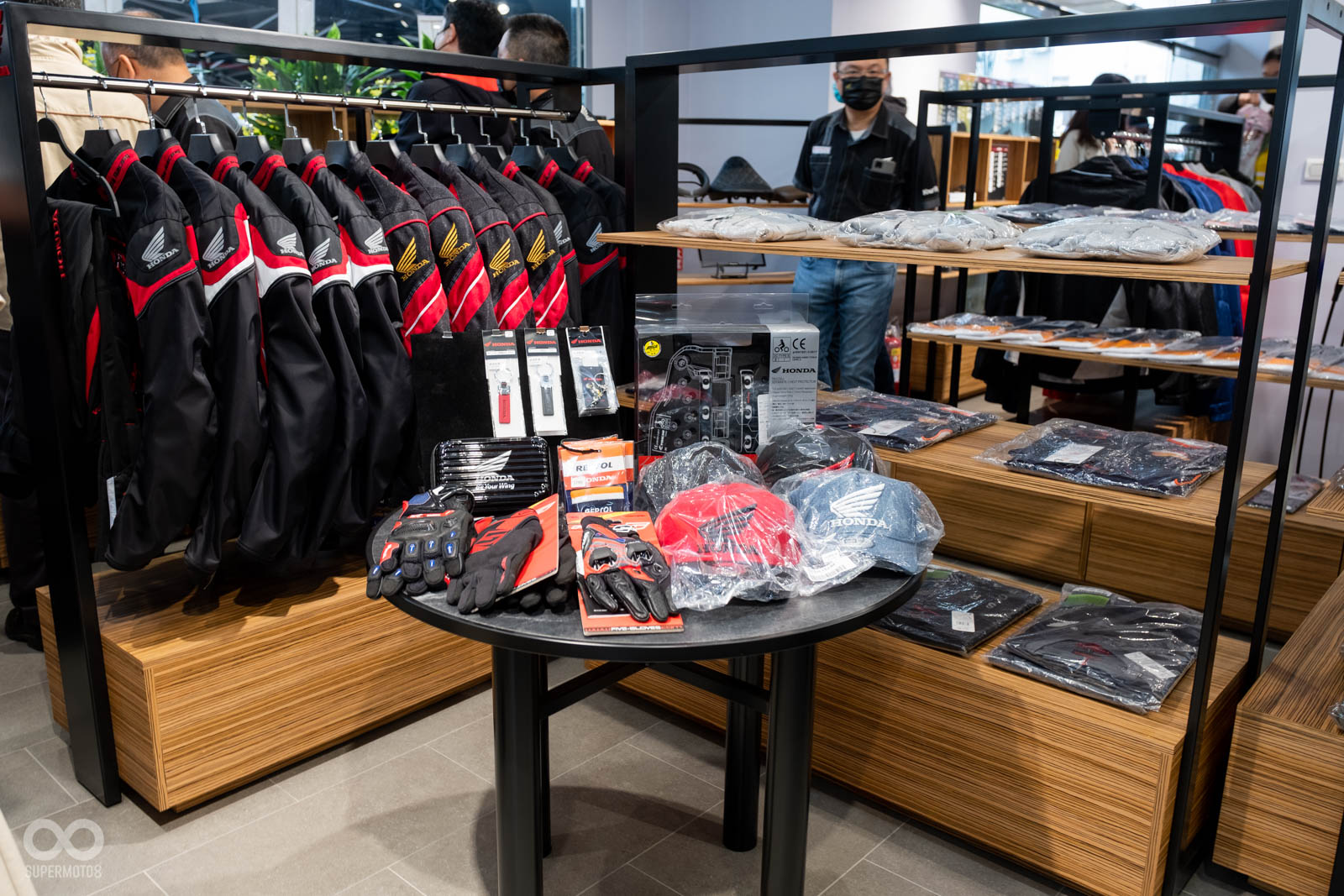 除了車輛展售之外,現場也擺放有眾多的HONDA周邊商品以及安全帽等人身部品
