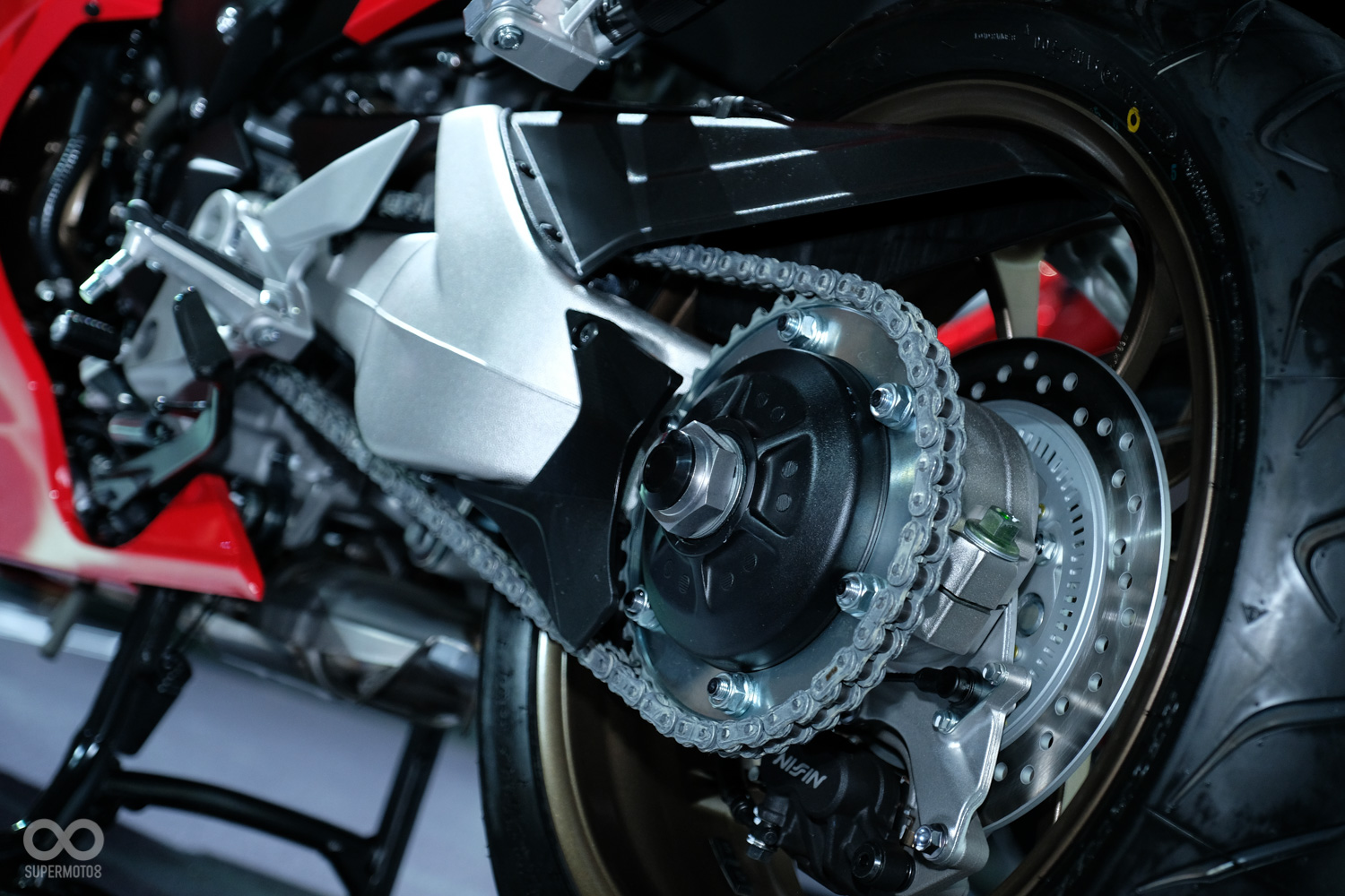 VFR車系著名的Pro-Arm單搖臂設計,重心更集中做動也更精確