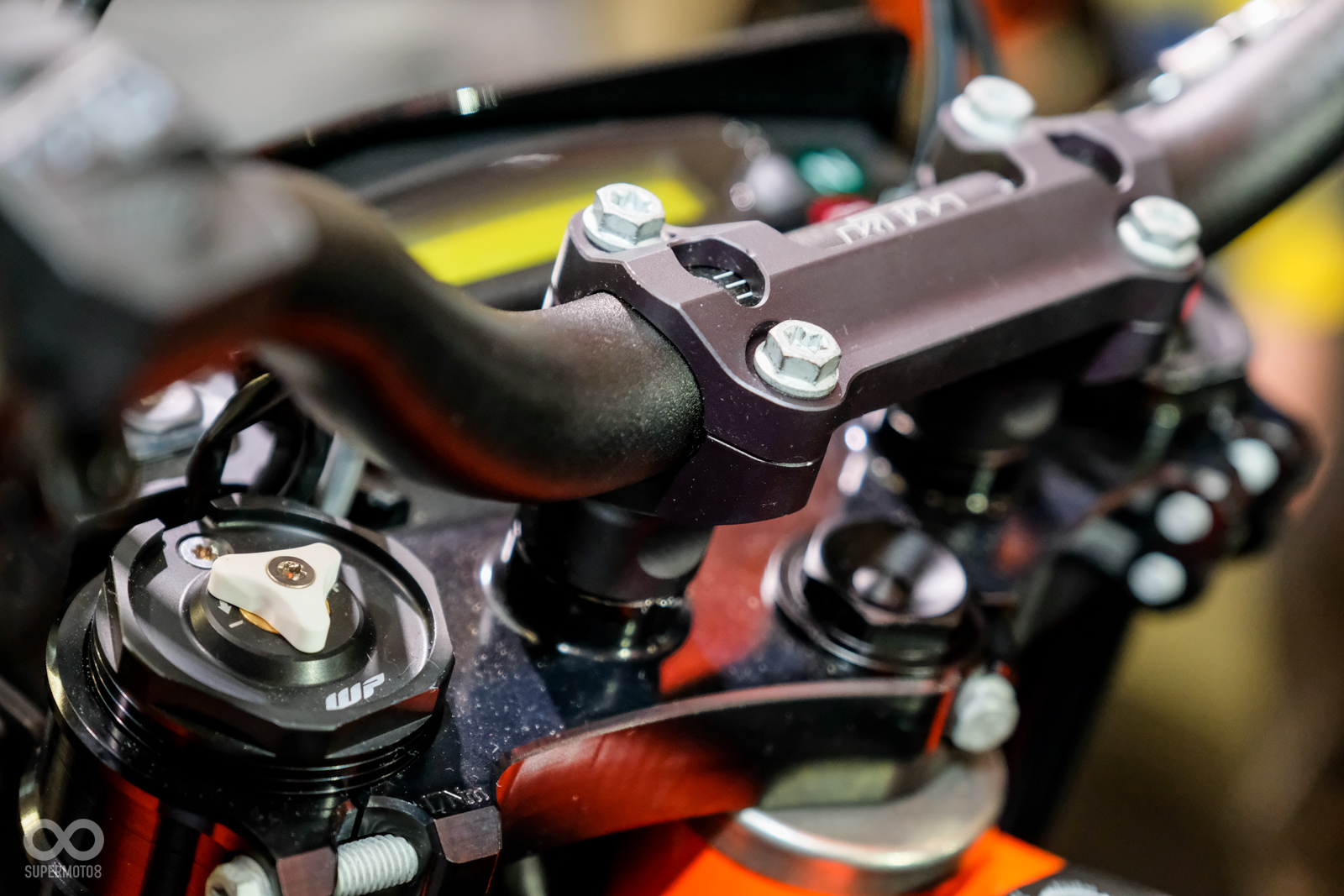 2019 KTM 690 SMC R也透過握把、腳踏、以及椅墊的修改，來降低了座高