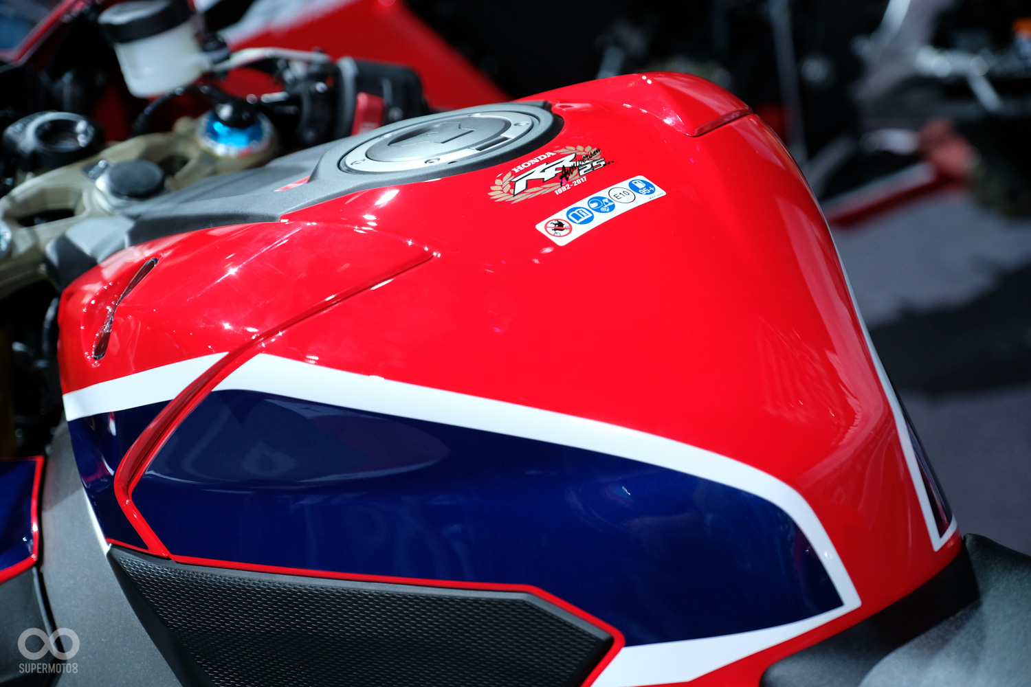 SP版為減輕重量,讓重心更集中,油箱改為鈦金屬製品