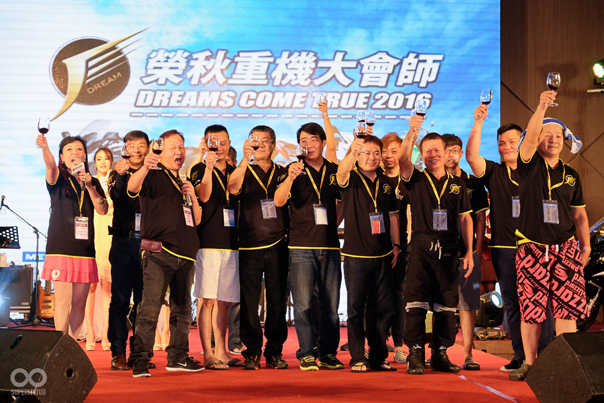 全省經銷與在場所有車主們共同舉杯慶祝