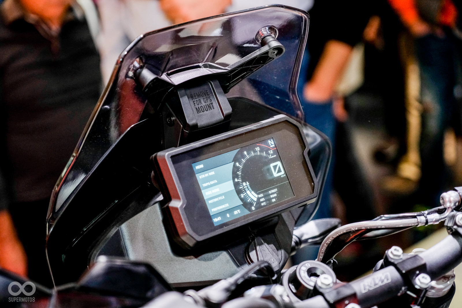 5吋的TFT液晶儀表下方，還有設計了USB的充電孔