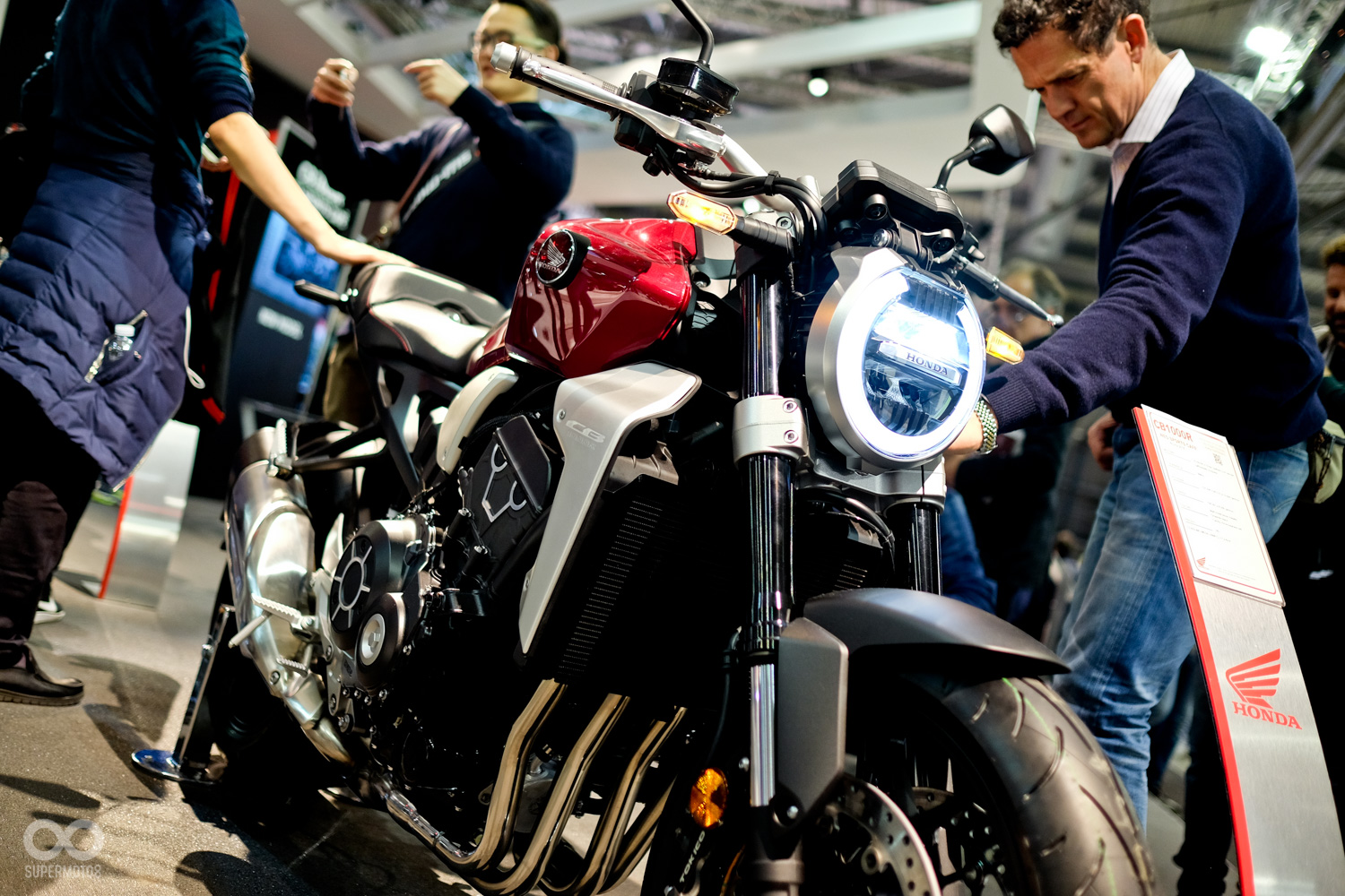 CB1000R在米蘭現場相當受到歡迎,大家對於這輛全新街車都很有興趣