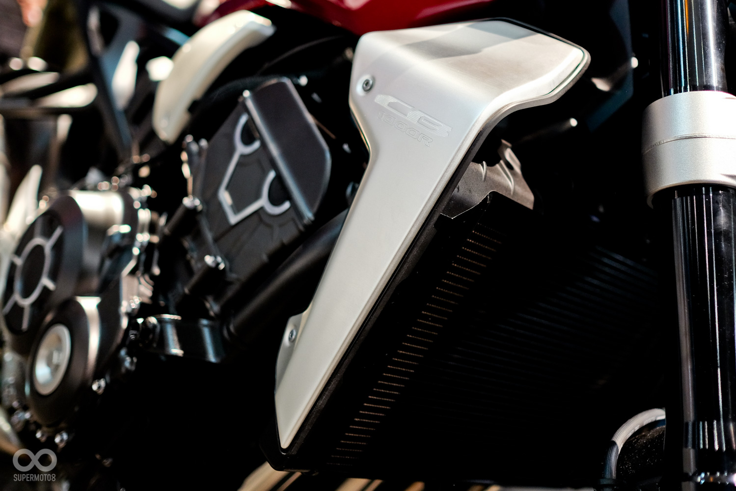 全車塑料件的成分很少,金屬的材質上刻有CB1000R的裝飾超有質感