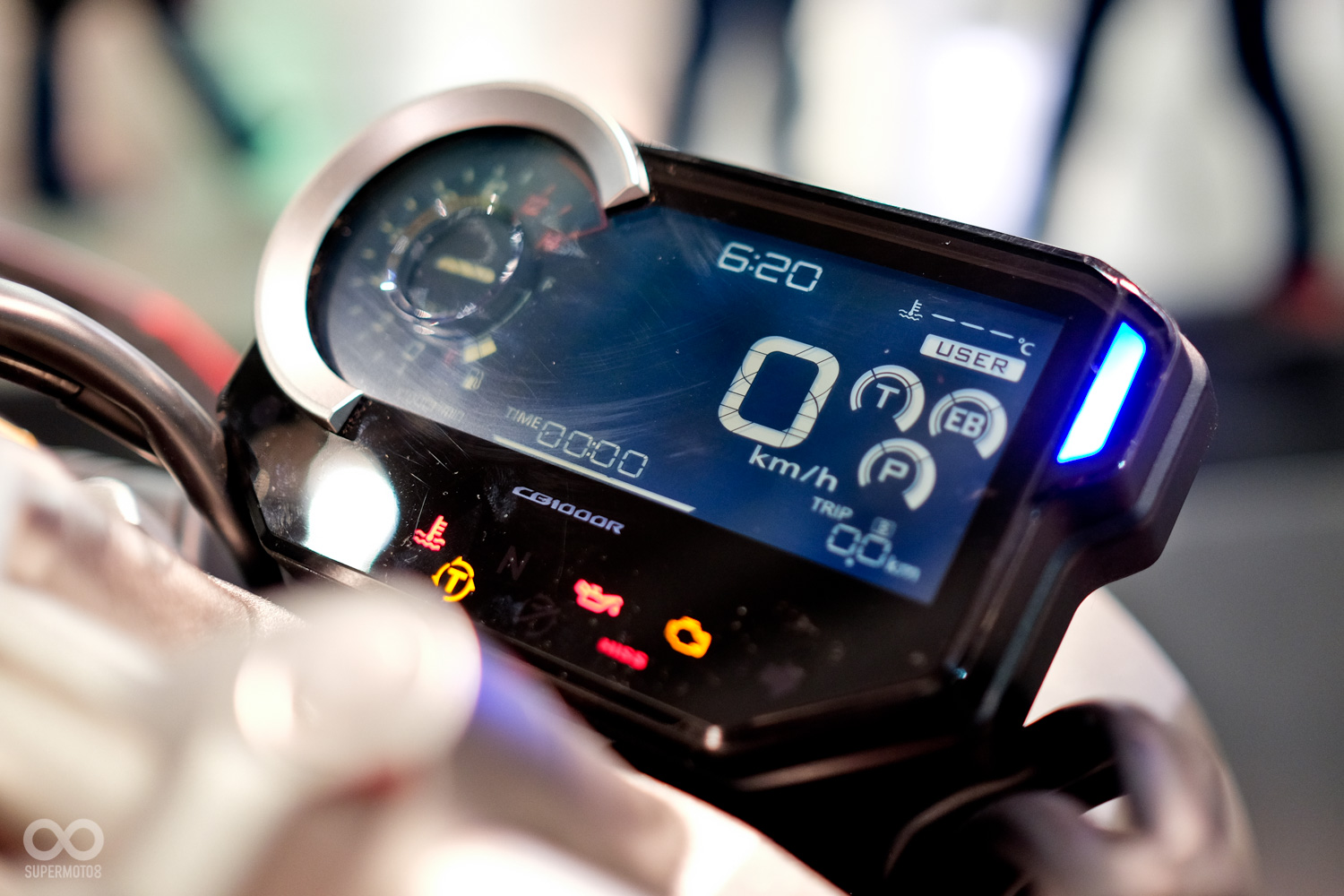 全液晶儀表也充分展現科技特質,同時也可以看到左邊有多種電控系統可以操作