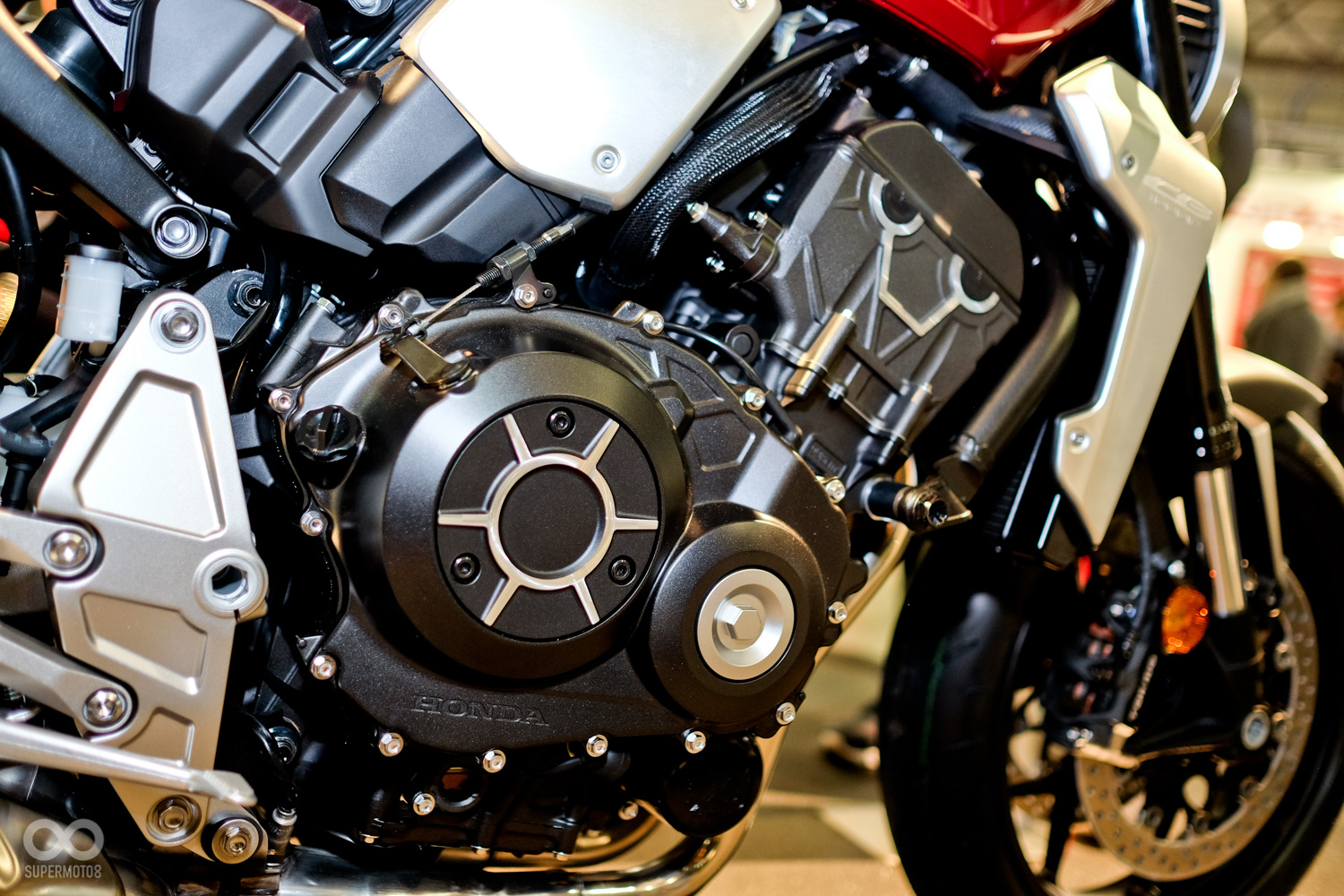 全新的引擎來自CBR1000RR的心臟,143.5hp/104NM的最大輸出比上一代強上許多