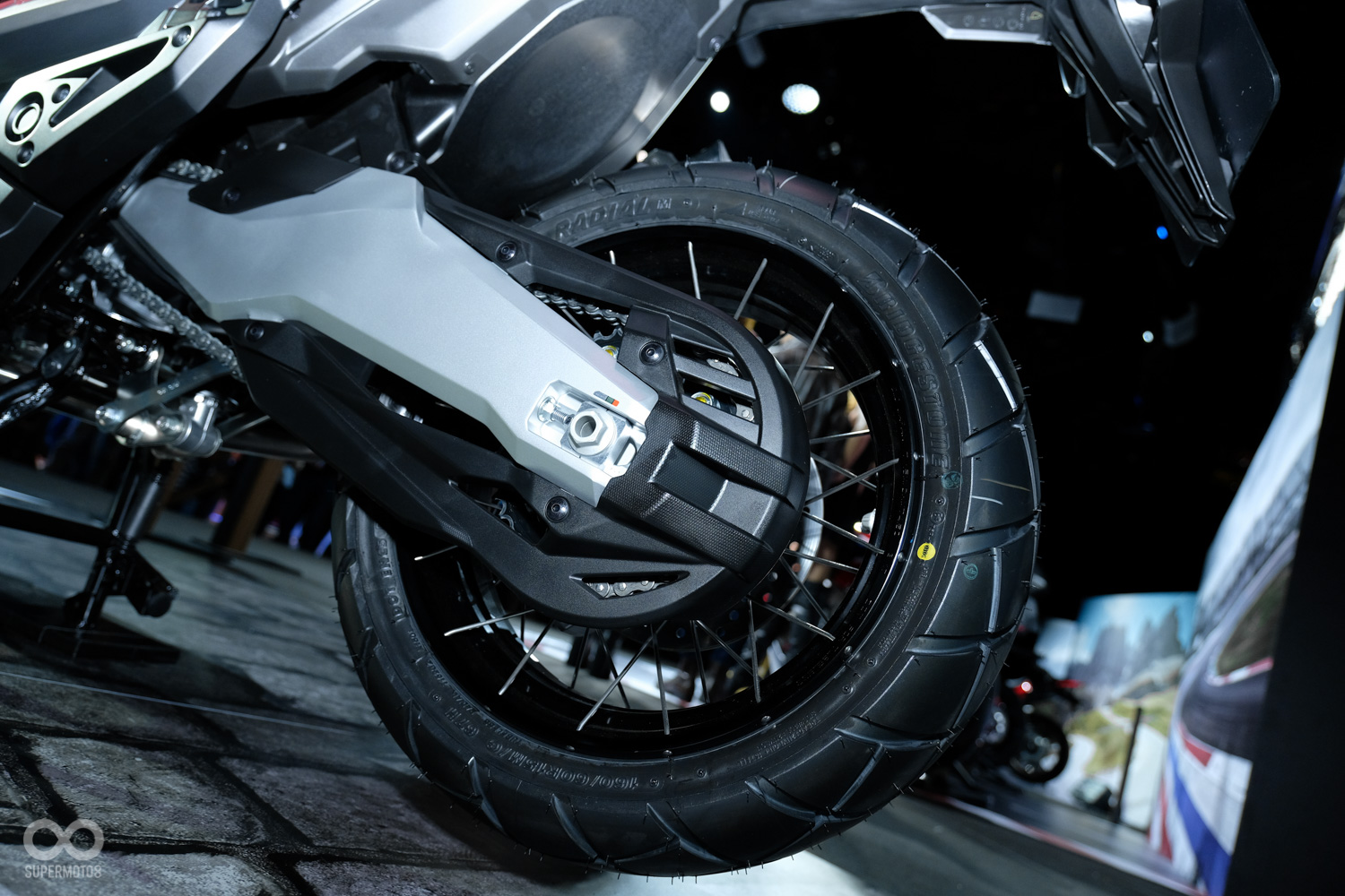 鍊條蓋包覆的面積相當大,藉此減少耗損,延長使用里程