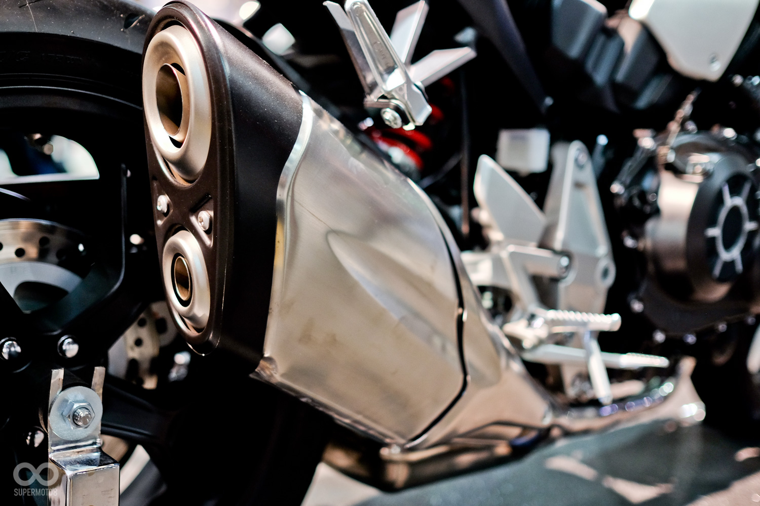 側邊碩大的排氣管也有著強烈的性能氣息