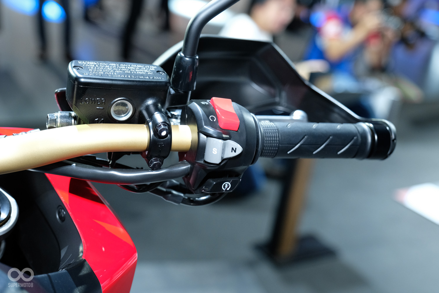 按鍵的配置與AN車系相似,但手煞車的位置並不相同