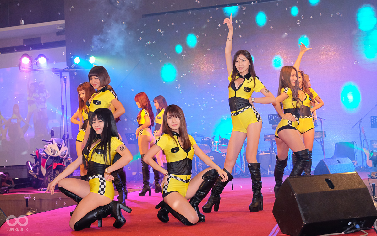 由榮秋的SG們帶來精彩的熱舞表演