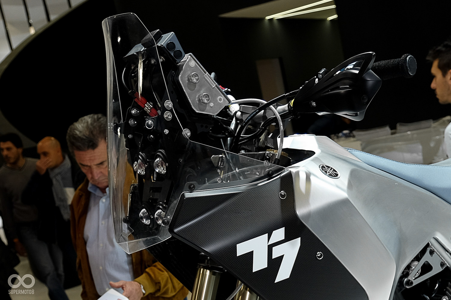 四組魚眼頭燈，超高的亮度足以撕裂沙漠的黑暗