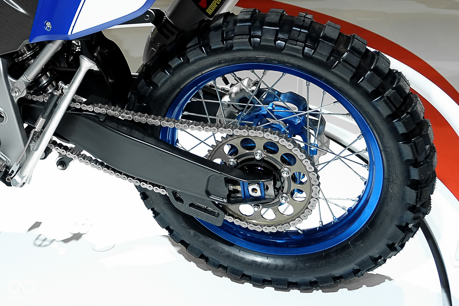 粗壯的倒叉與大口徑的巧克力胎，以面對險惡的路況