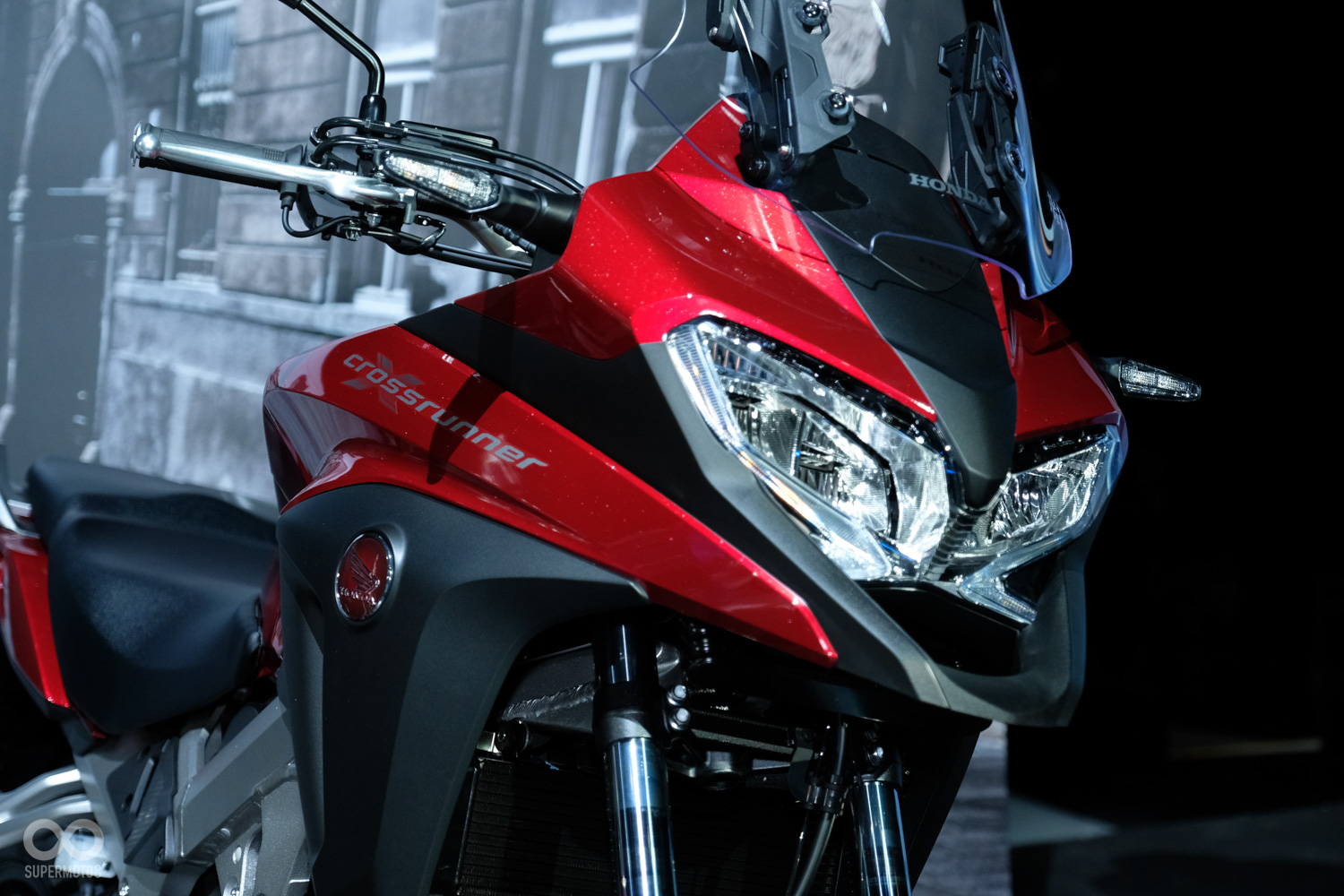 VFR800X的外觀融入了多功能車招牌的鳥嘴設計,讓整體更多了一份冒險家的特質