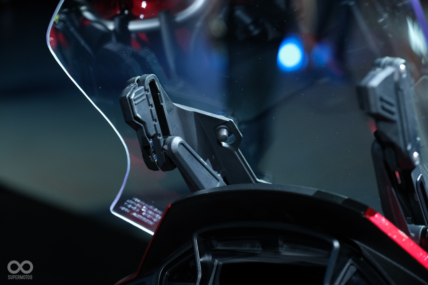 VFR800X在風鏡的設計上也使用了可調設計,透過簡單的快扣能夠迅速的調整高度