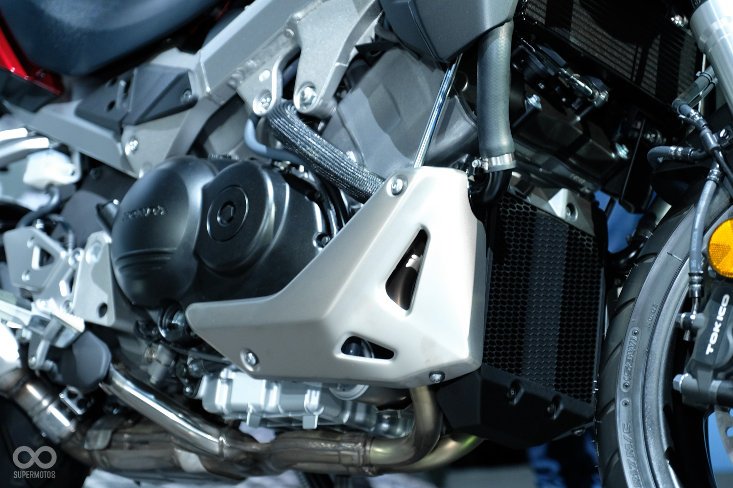 在下倒流的部分也加入了類似越野車的保護殼