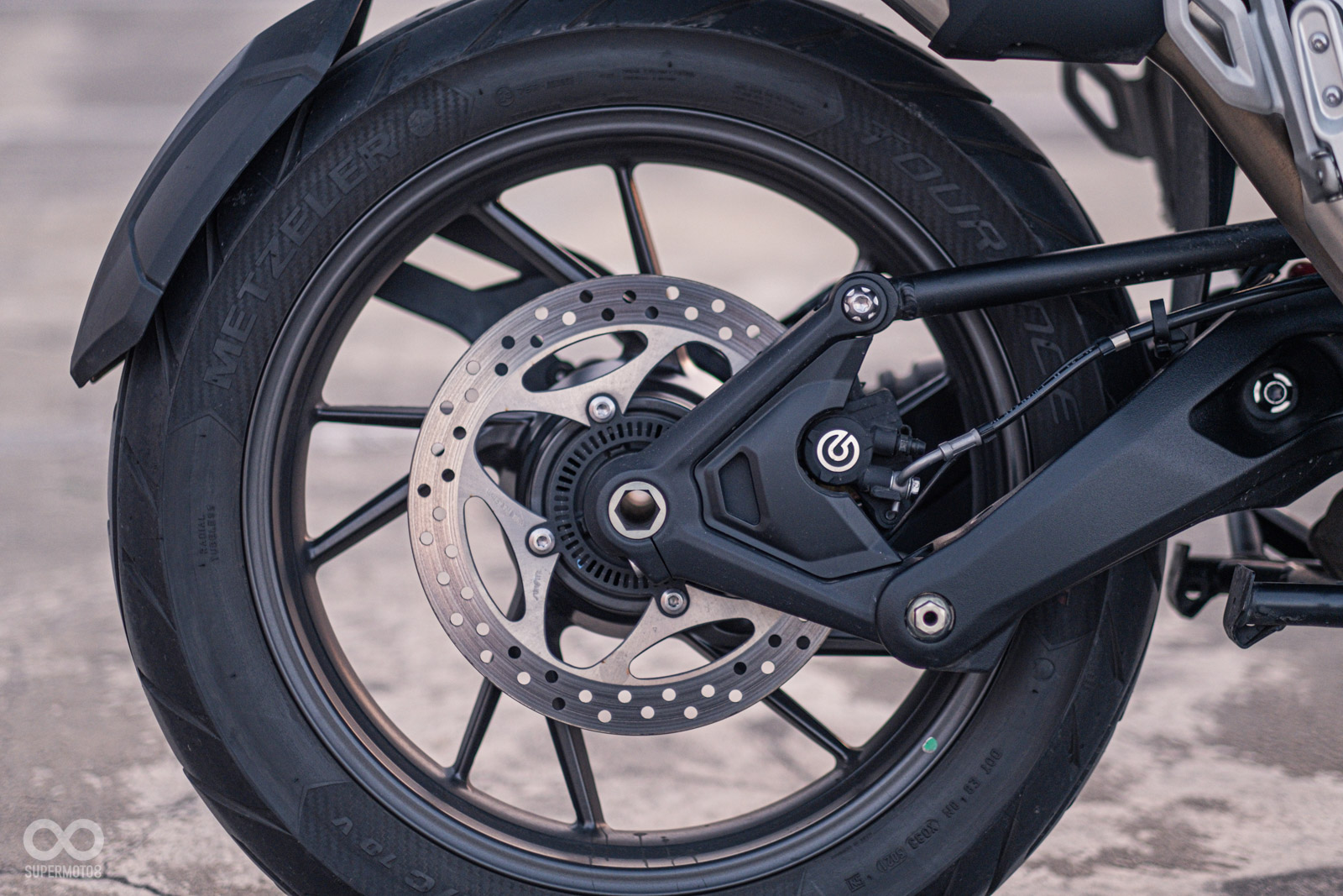 特殊設計的連桿式後搖臂，可減輕重量