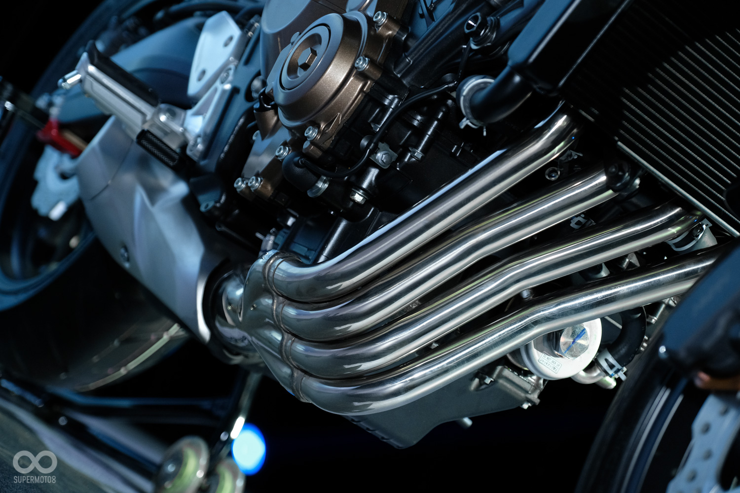 CB650F最吸引人的莫過於這精美的四合頭段,漂亮的彎管就像是件藝術品