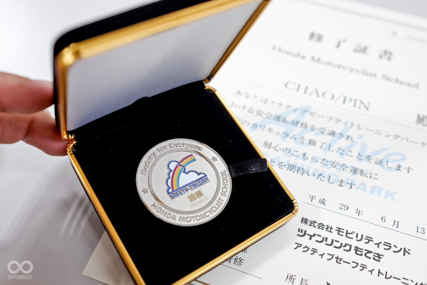 兩日充實課程後,除了技術上的精進,日本教練為大家頒發結業證書,每個人都有一個專屬紀念徽章