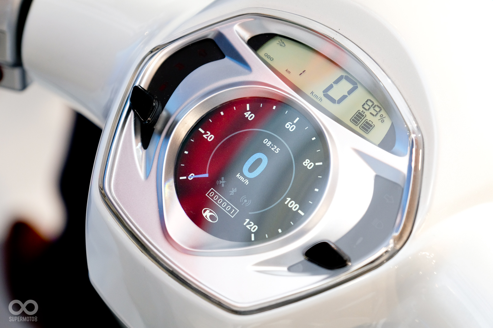 除了NOODOE智慧儀表系統之外，上方的單色液晶儀錶又可顯示電池電量，右邊短的為核心電池，長的則為抽取電池