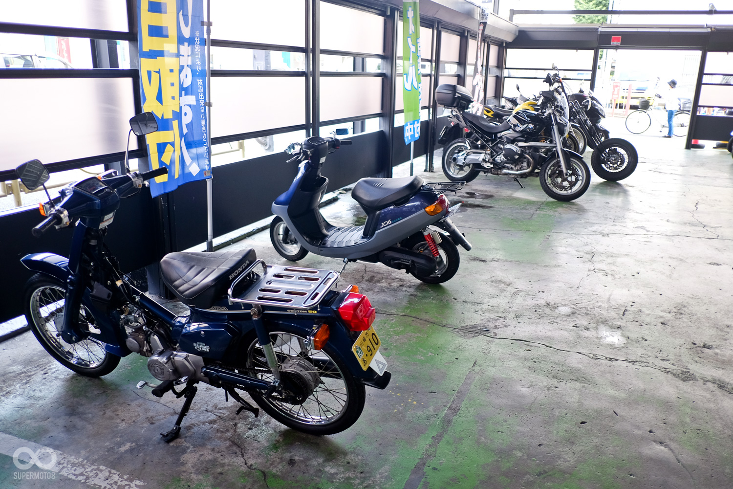 店門口的停車場一景