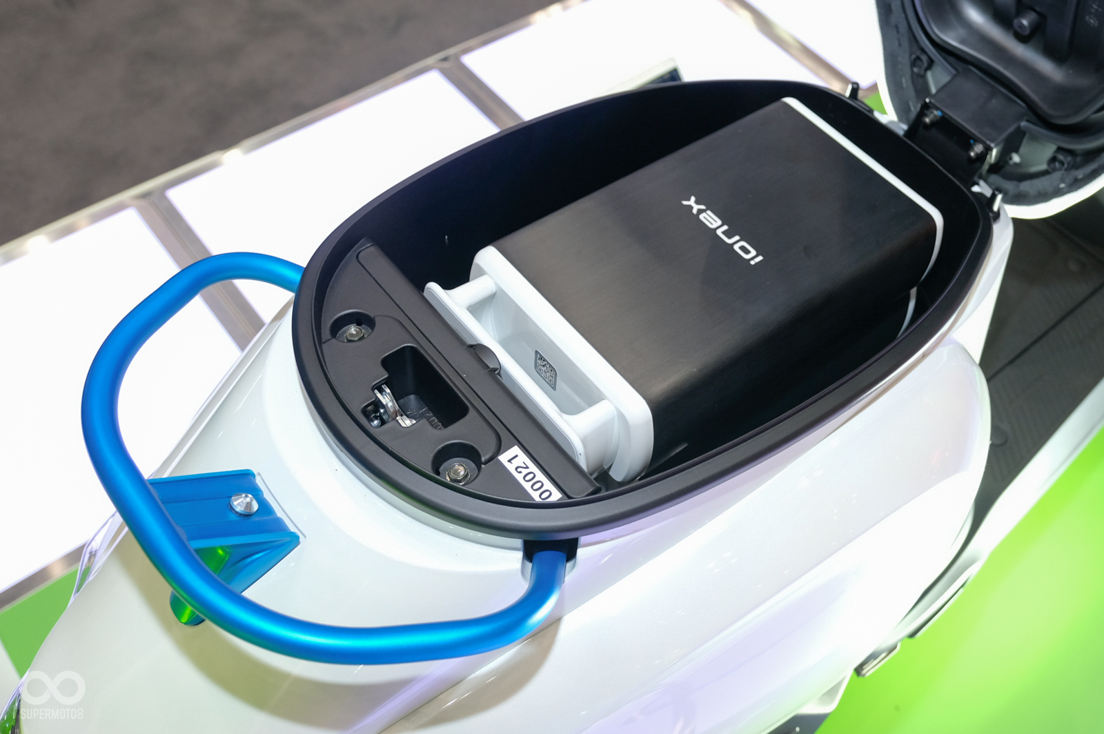 坐墊下方可再放入三顆電池，共五顆電池續航里程可達200km