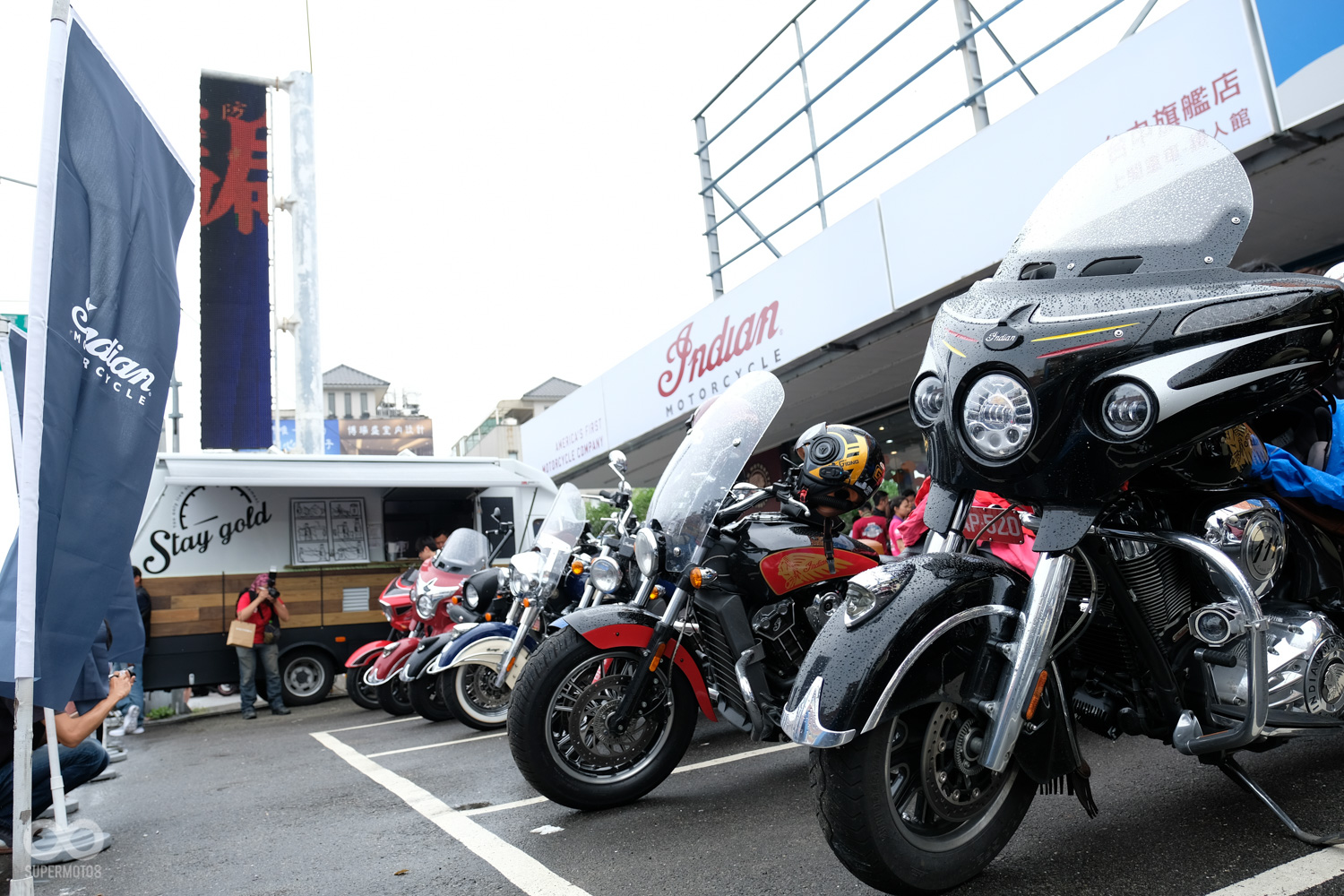 全台各地集結而來的車友將會場塞得滿滿