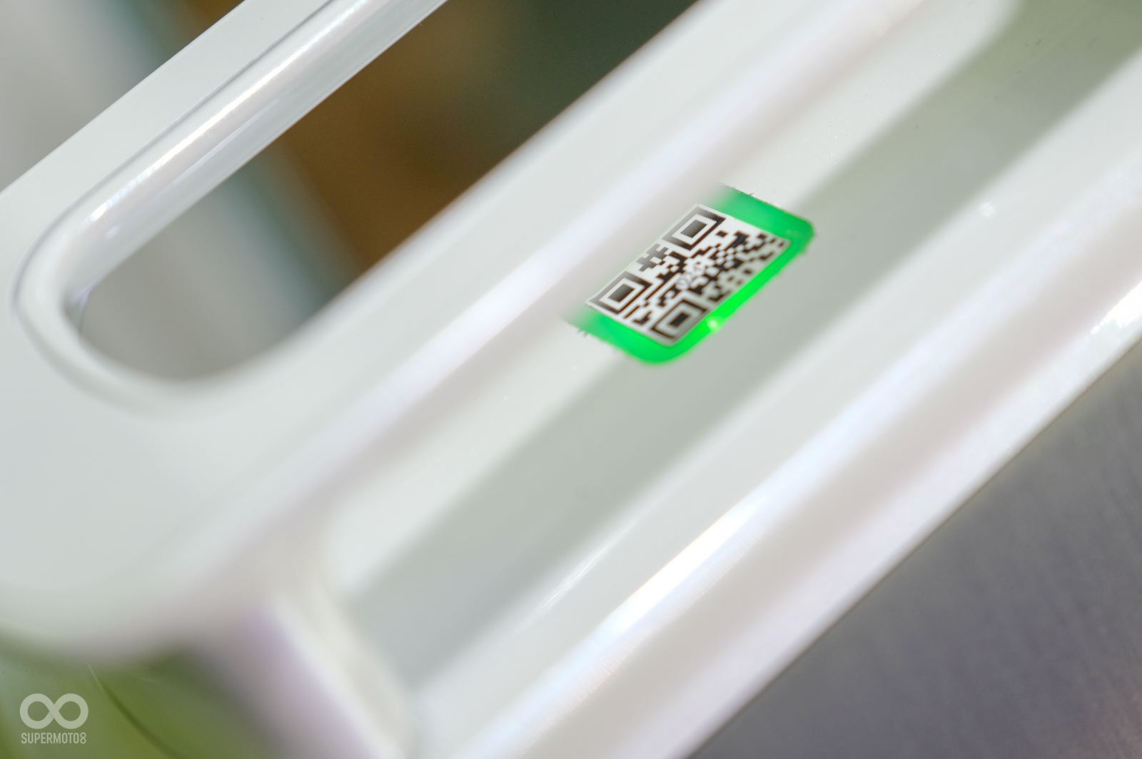 電池上方的QR CODE有著原廠的小巧思，旁邊的綠框可是會發亮的