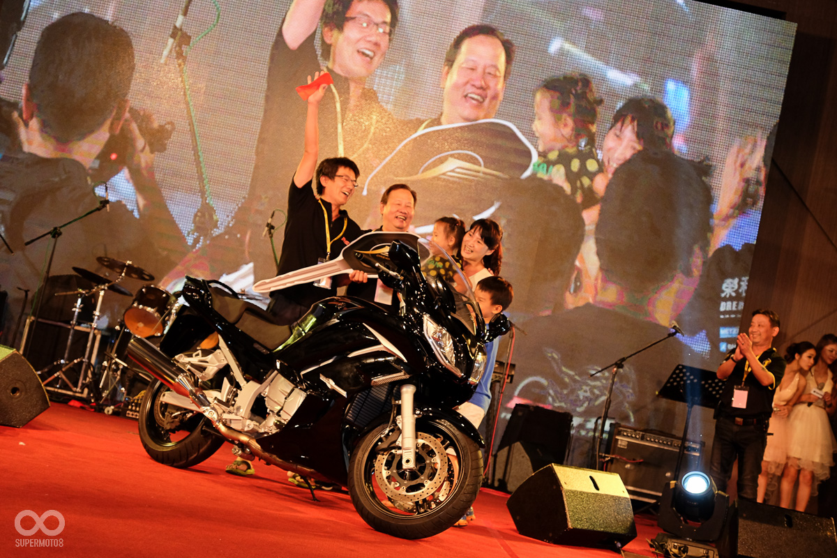 電門轉動的瞬間,得主正式出爐,現場爆出熱烈的掌聲