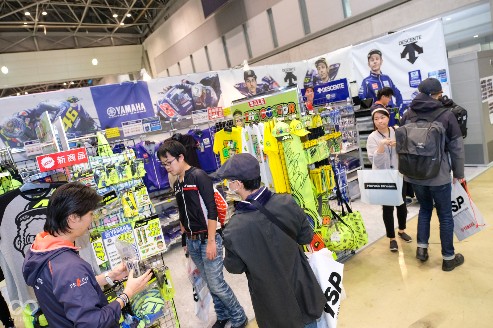 一片螢光綠，Rossi車迷到這應該守不住錢包吧