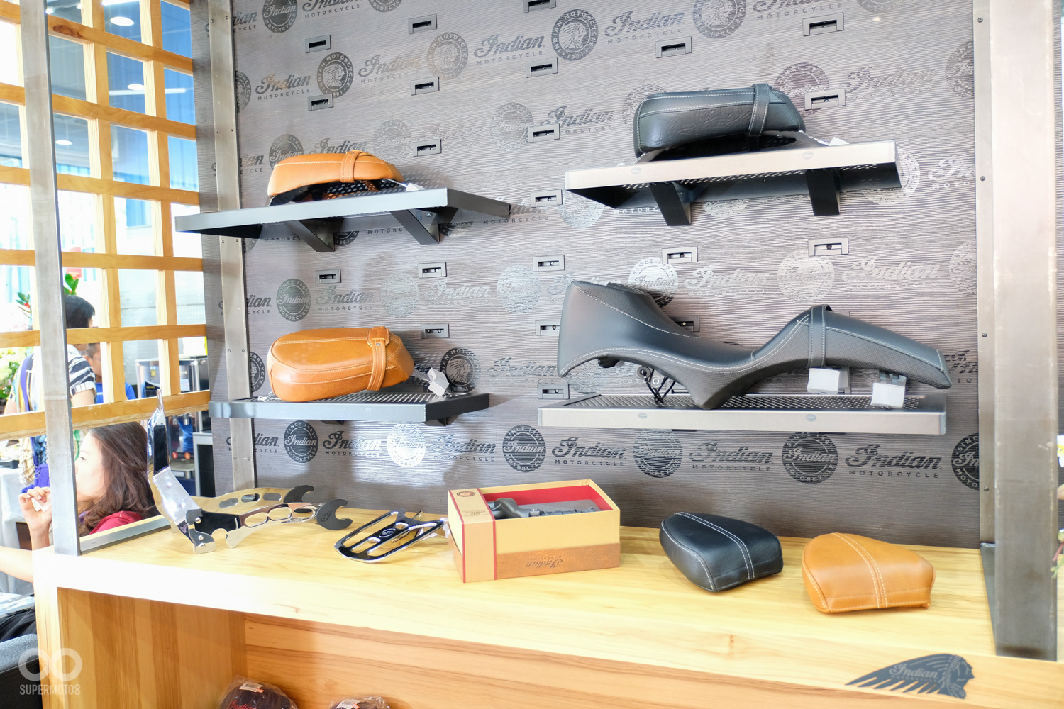 後頭的架上也有精美的原廠選購配件供車主們玩賞