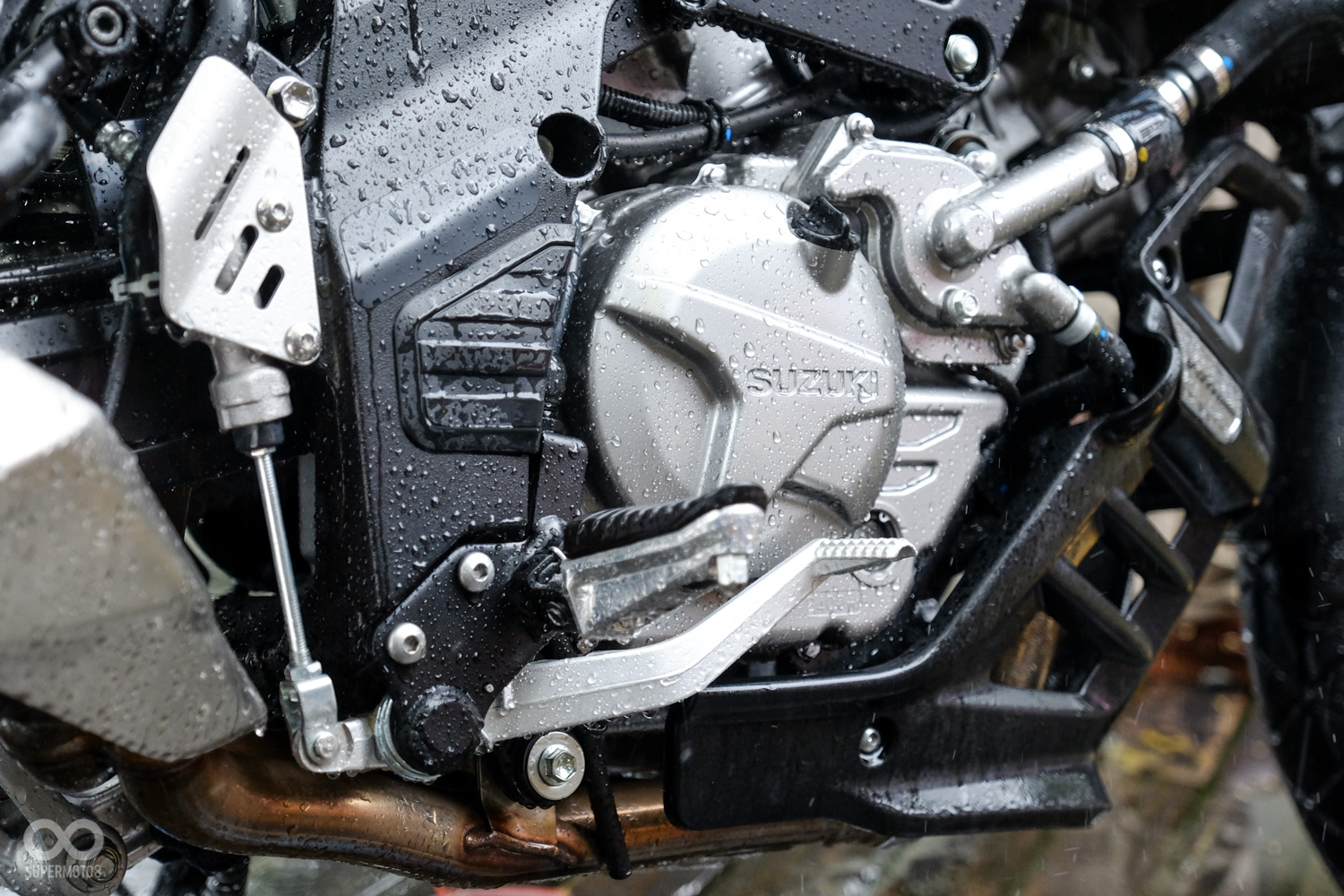 新一代的V-STROM 650XT引擎亦經過大幅升級，新一代的引擎除了通過嚴苛的歐盟四期環保認證，在台還取得了一級能耗認證，但動力方面卻是逆勢成長