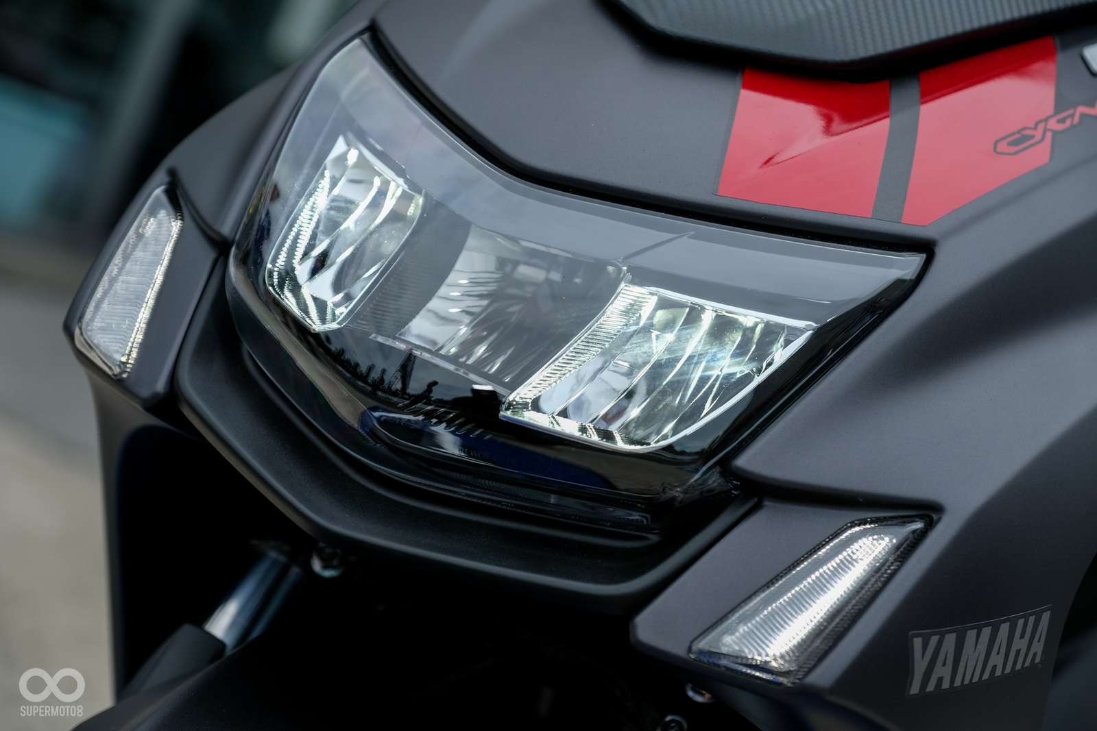 前頭燈全採用LED光源,進燈為左右兩側;遠燈位於燈組正中央;兩側也有LED定位燈配置