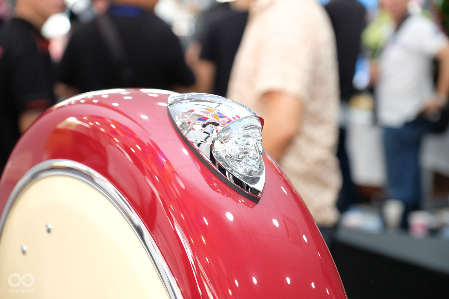 迎賓櫃台上放著印地安招牌的大尺寸前土除,上頭還有經典的酋長頭像水晶燈