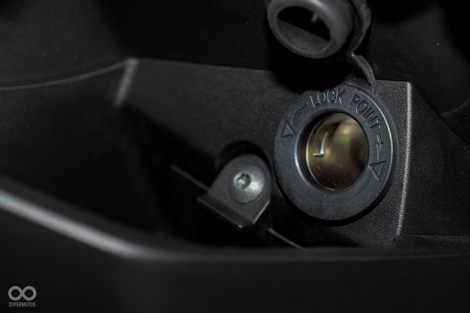 液晶儀表資訊相當鮮明;前手套箱旁有12V充電座配置