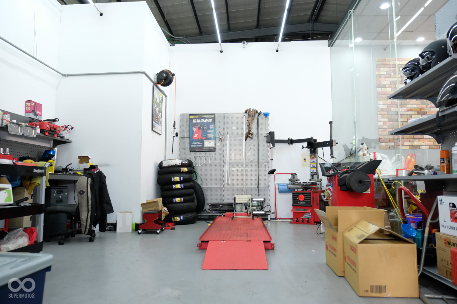 維修空間也是相當的明亮,且採用玻璃隔間,車主可以隨時關心愛車的施工情形