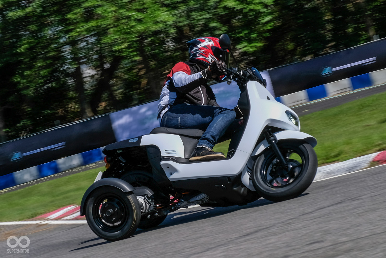 加速表現依舊強悍，車身非常靈活，反之穩定度有些不如預期