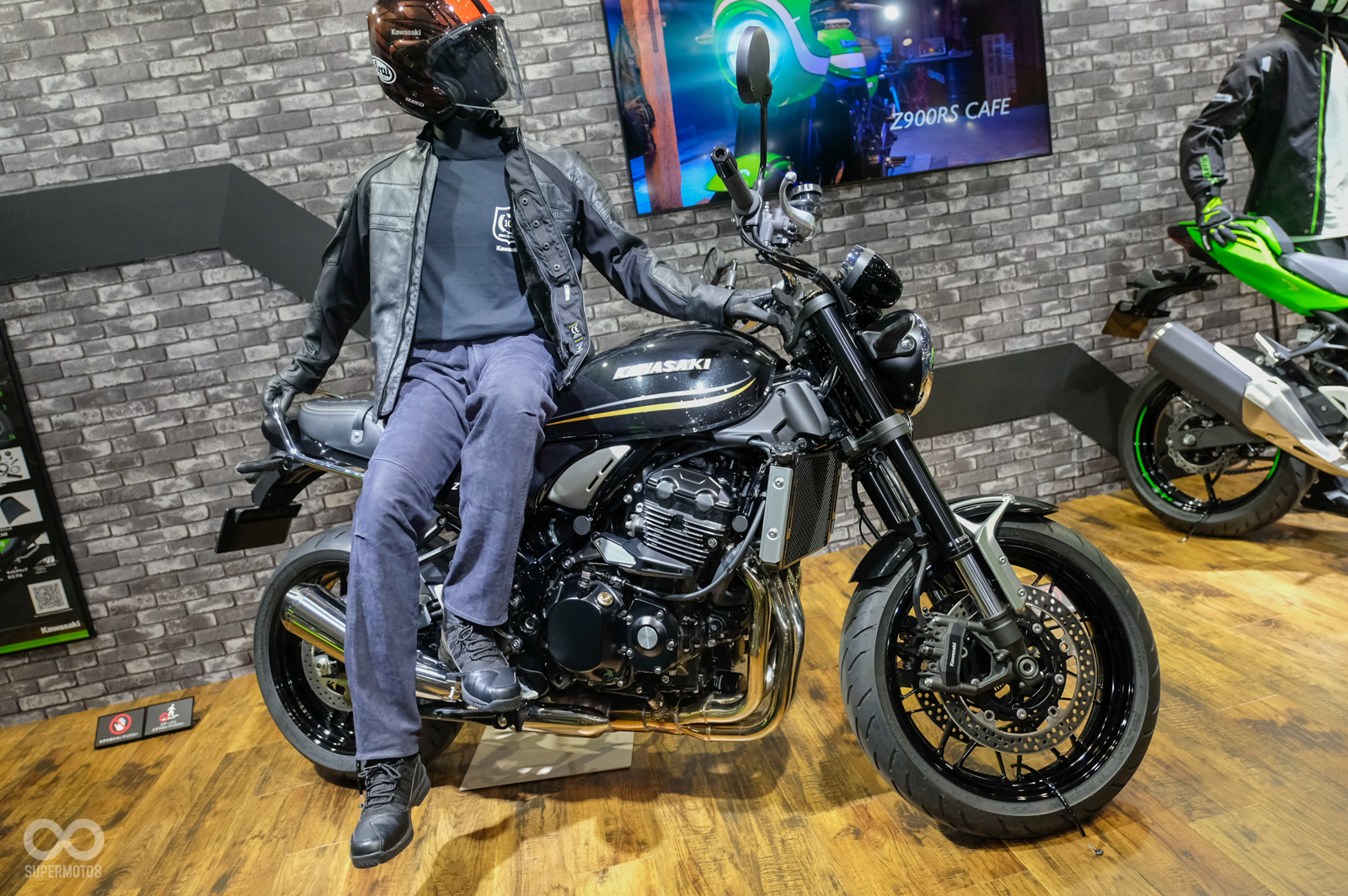 這輛Z900 RS安裝了原廠後扶手呢,有雙載需求的車友不仿考慮入手這款套件