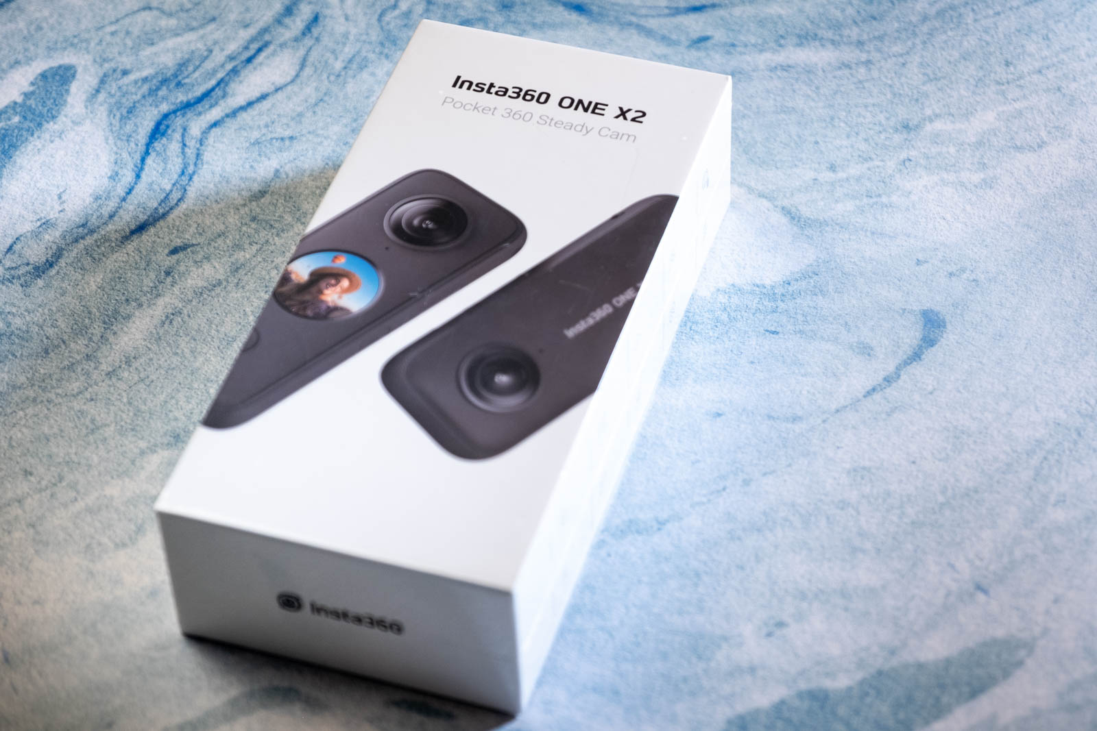 白色外盒看起來相當簡潔，外包裝上有簡單的功能和內容物介紹