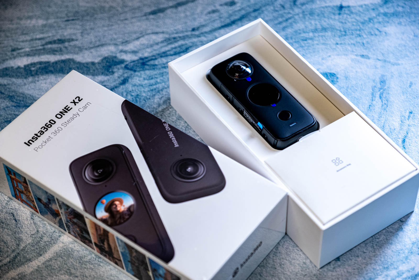 打開盒子後就能看到長大不少的Insta360 ONE X2本體