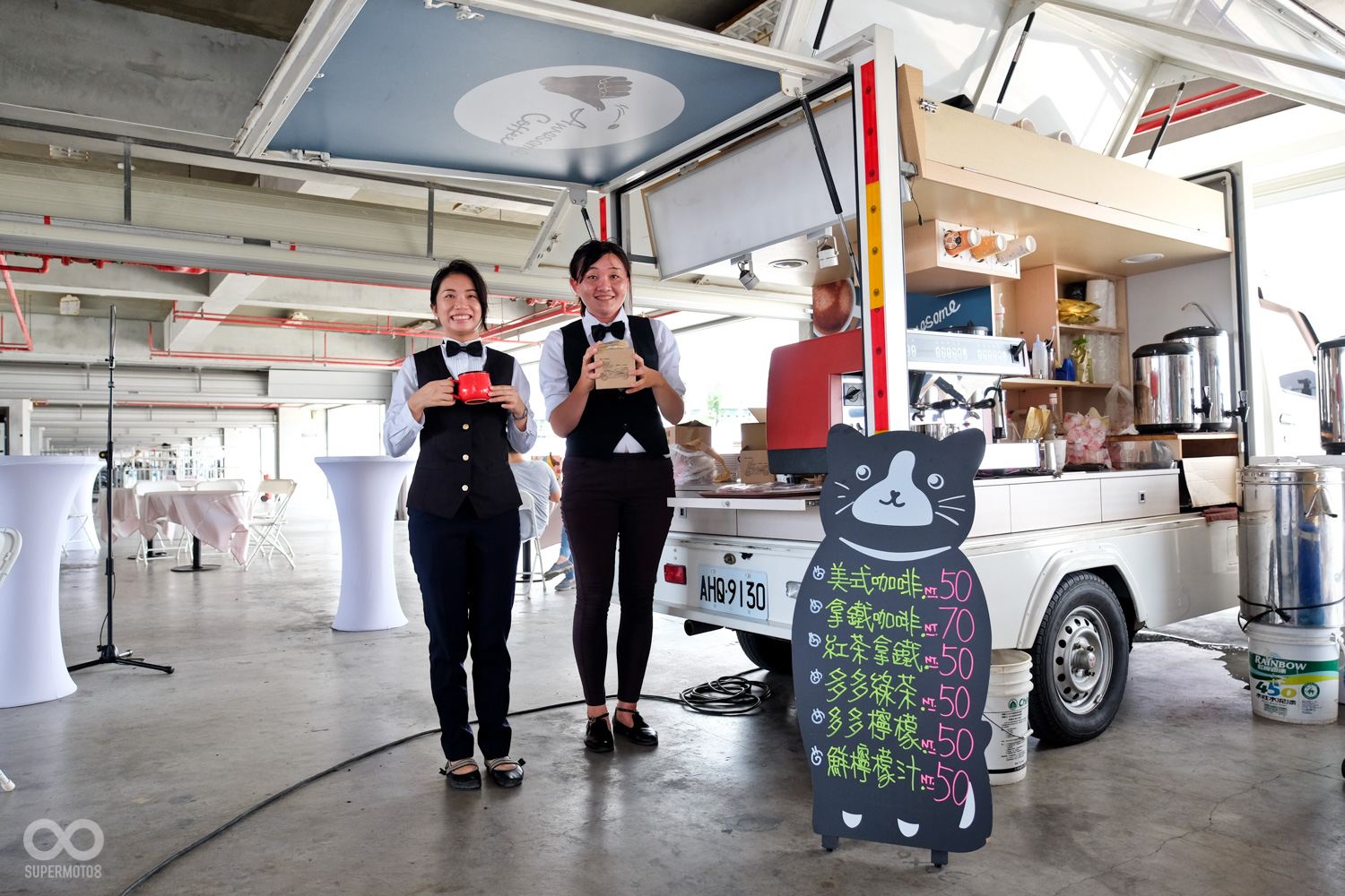 現場也準備了KYMCO咖啡車,到場的車主除了能喝咖飛聊車經,還有限量的專屬贈品