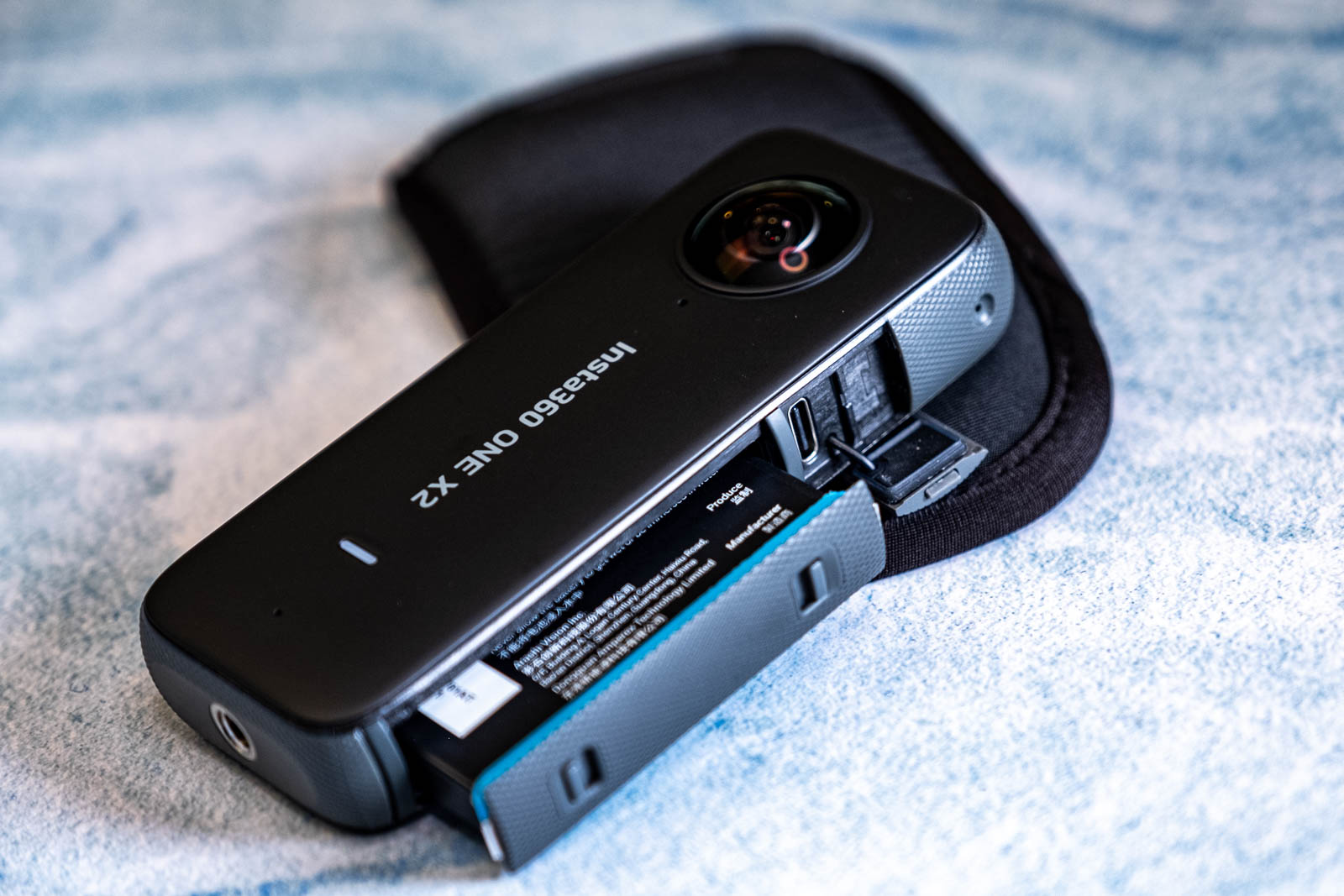 電池槽加入了膠條防水，安裝時需要更用力一些