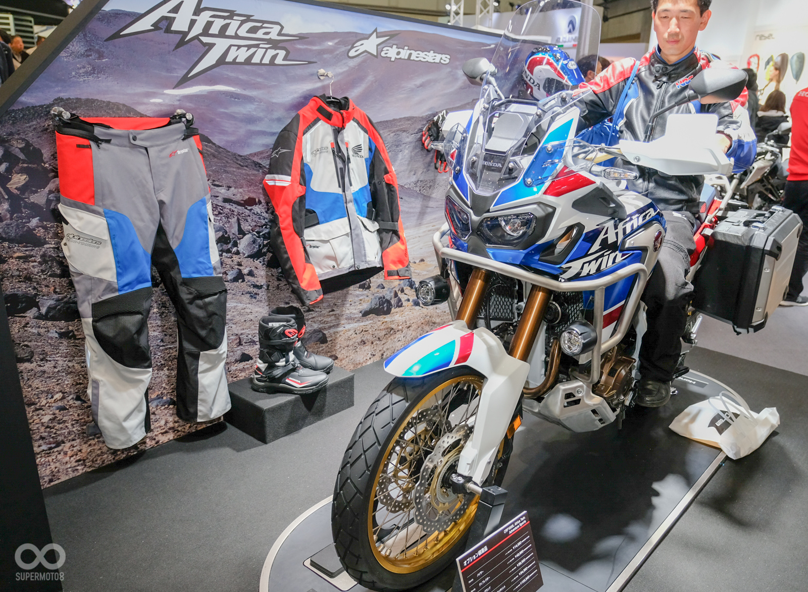 Africa Twin小展區則是有個越野背板呼應硬派探險風格