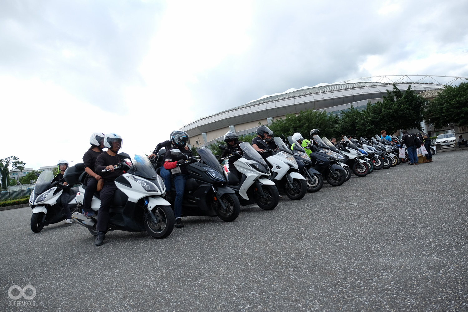 入場後跟隨著工作人員的引導，將車輛整齊停妥