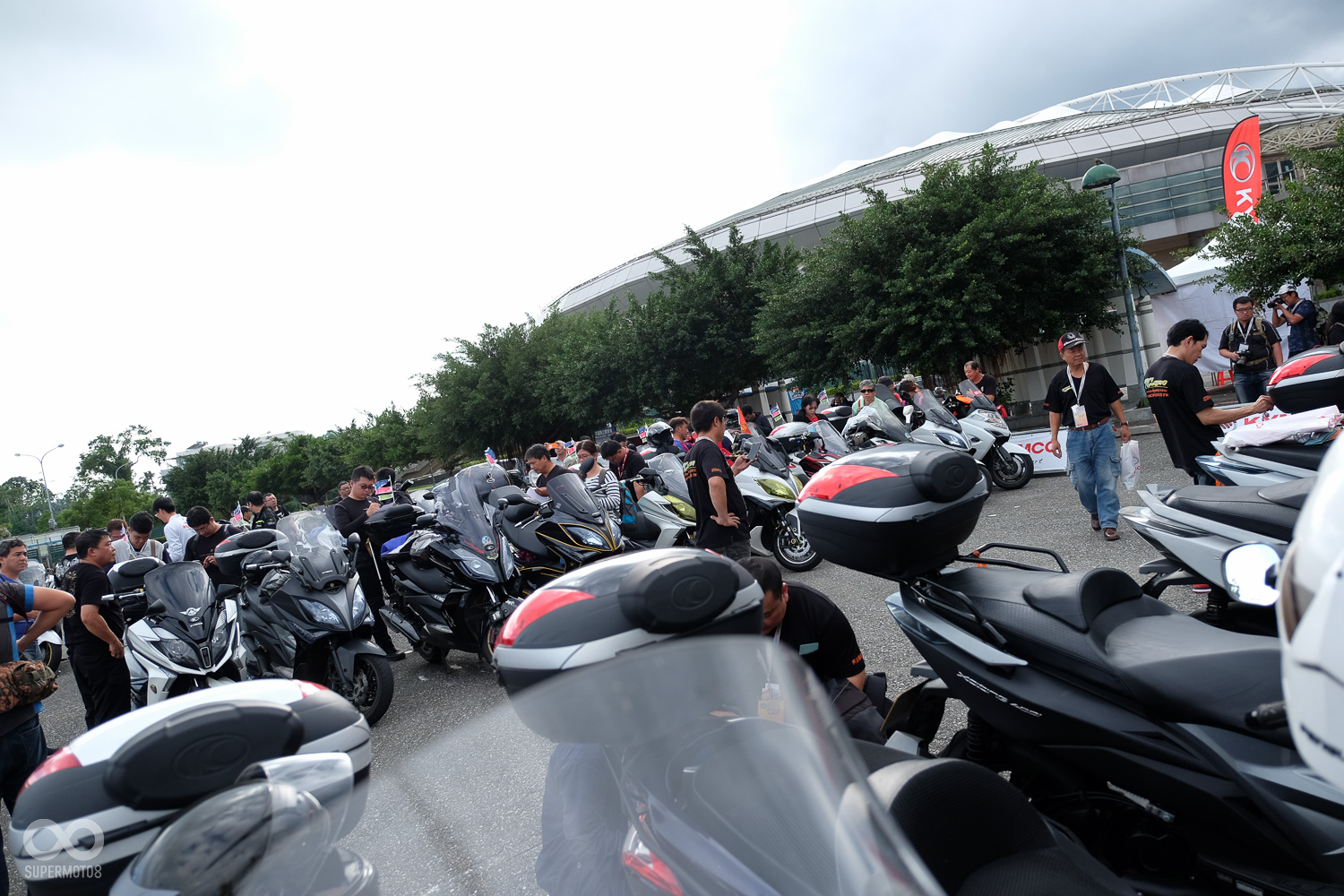 車友的熱情完全不受前一天的大雨所影響，大批車友把停車場塞得水洩不通