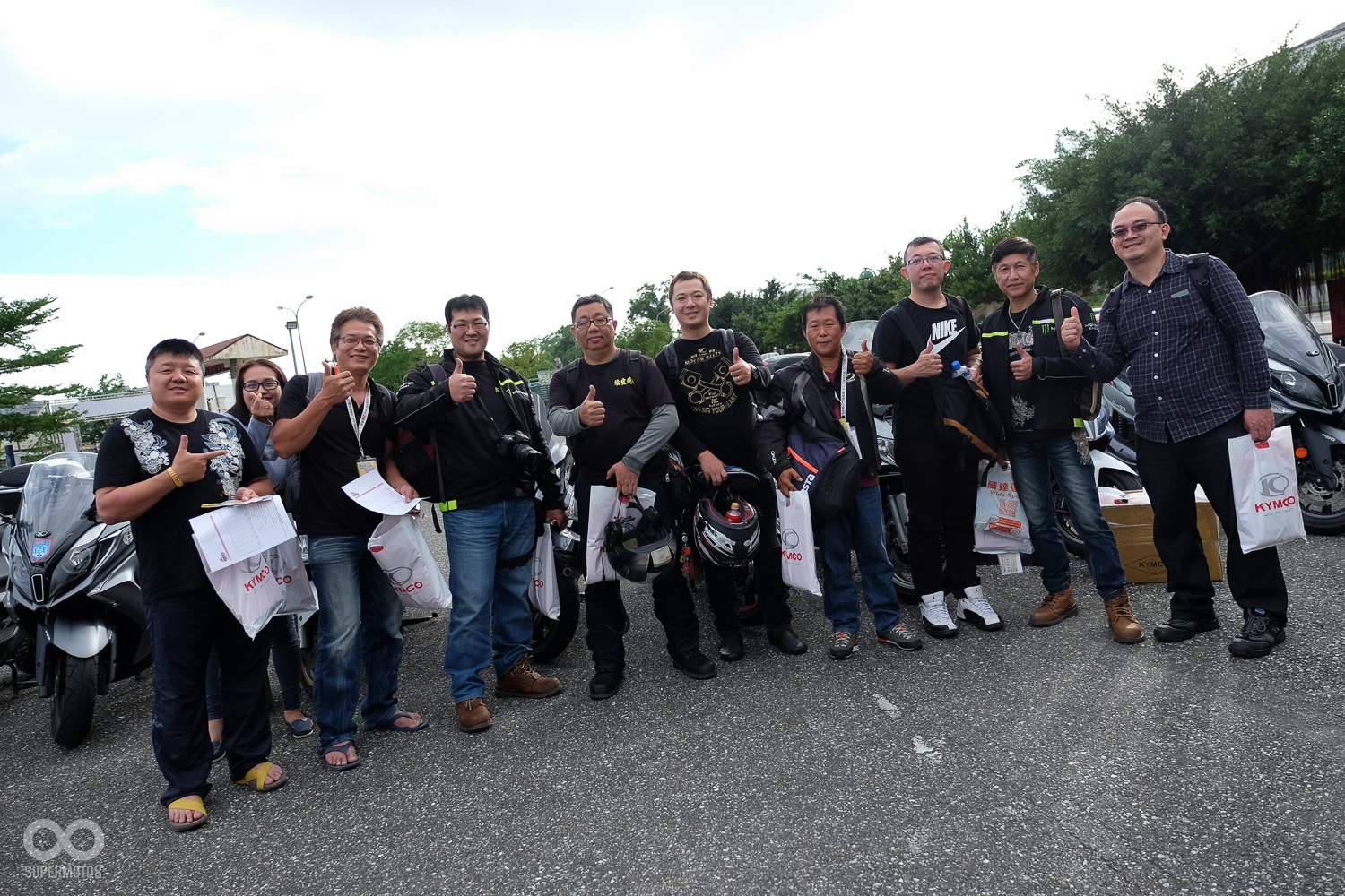 經過長途跋涉車友們依然興致不減，下車後便神采奕奕的拍起了大合照，為這難得的花東之旅留下回憶