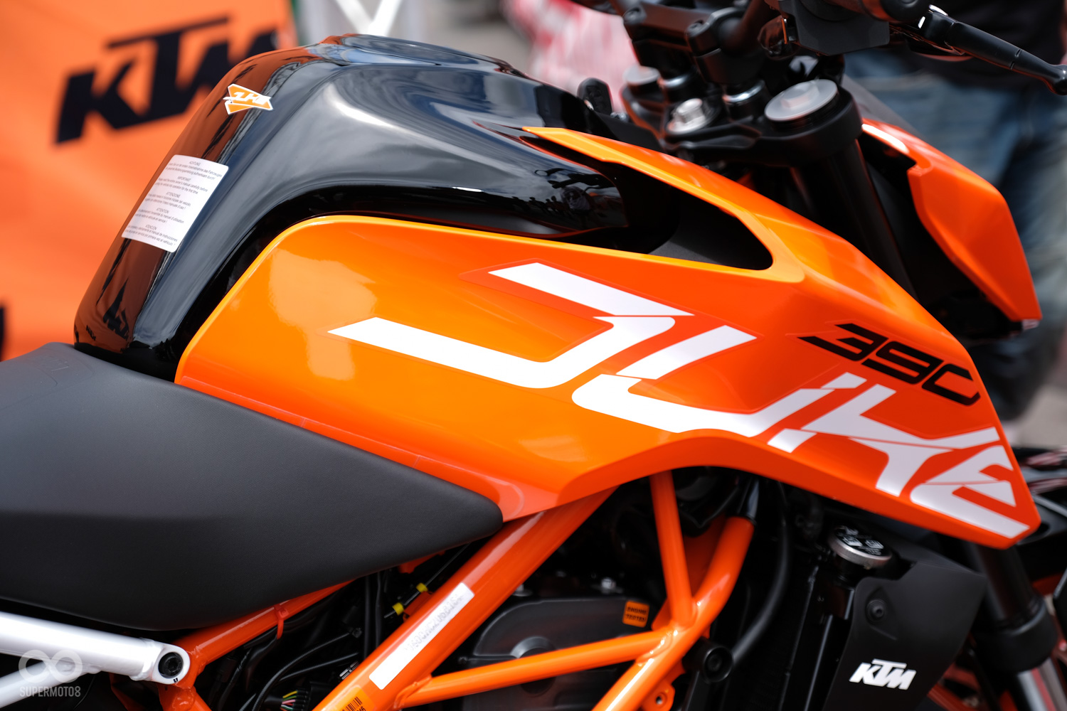 油箱外型改為全金屬打造,使質感更加,在騎士的雙腿挾持性上也有所提升