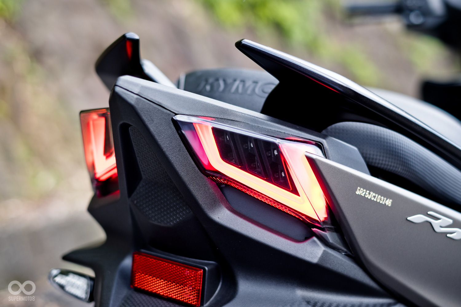 概念源自於高級轎車的導光條設計夜間辨識度相當高