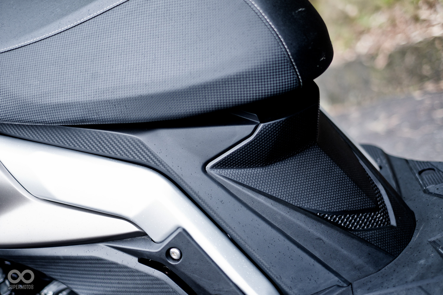 胸蓋與踏板等內裝殼均用上不同造型咬花提升質感