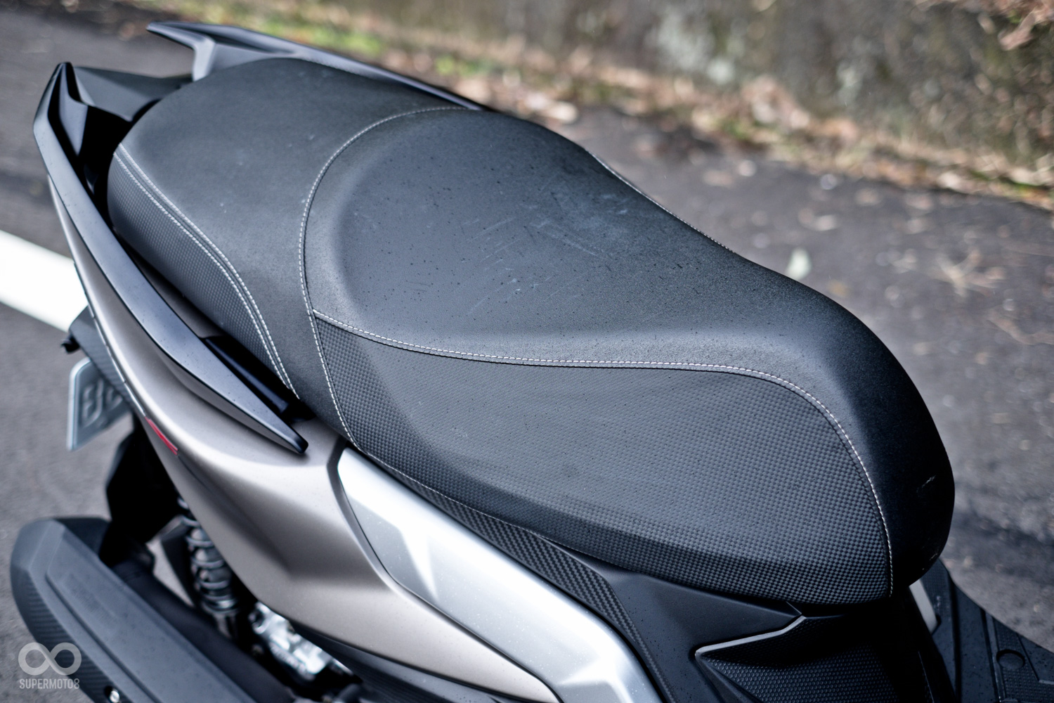 椅墊設計符合人體工學,前端削窄停等紅燈時騎士支撐車輛較為輕鬆,後端加寬貼合臀部曲線提升騎乘舒適性