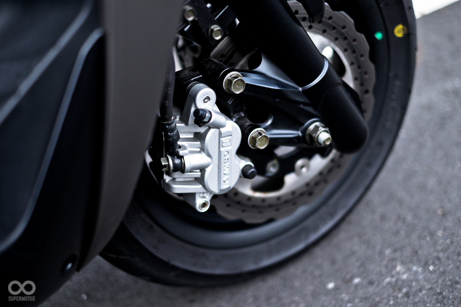 卡鉗鎖點也有玄機,鎖距65mm能直上Brembo對四卡鉗,沒轉接座的消耗,制動力道更直接